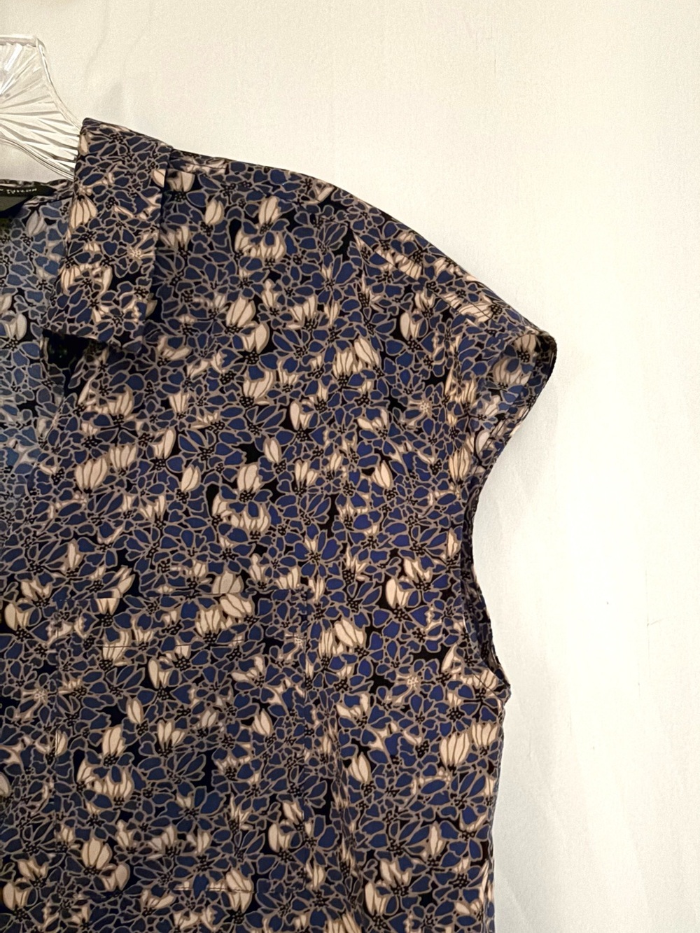 Ann Taylor Navy and Beige Floral Cap-Sleeve Blouse - Picture 3 of 6